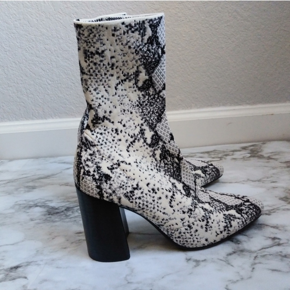 NEW Steve Madden Knit Stretch Snake Sock Booties 6